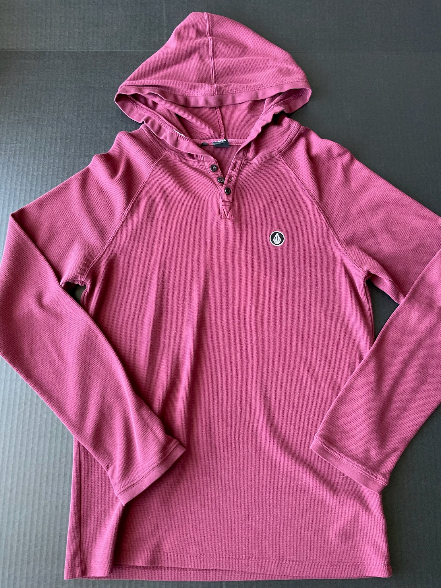 Volcom Men's Long Sleeve Crew 3 Button Shirt with Hood in Maroon. Size Medium