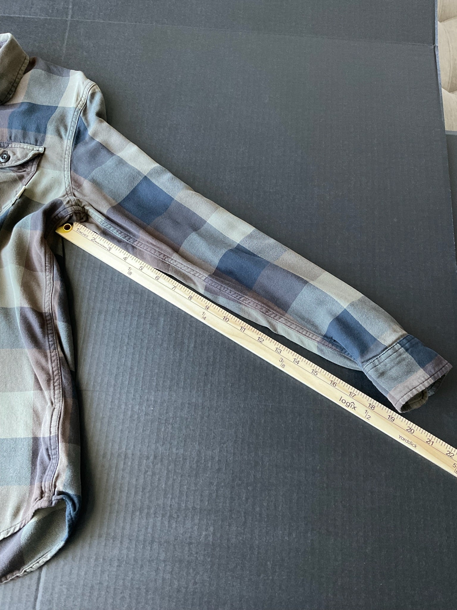 Vans Men's Long Sleeve Button Up Green Black Plaid Shirt. Size Medium
