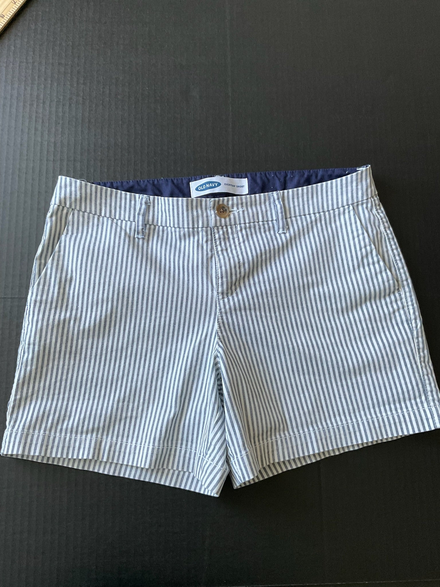 Old Navy Women's Everyday Shorts Size 4 Blue White Stripe
