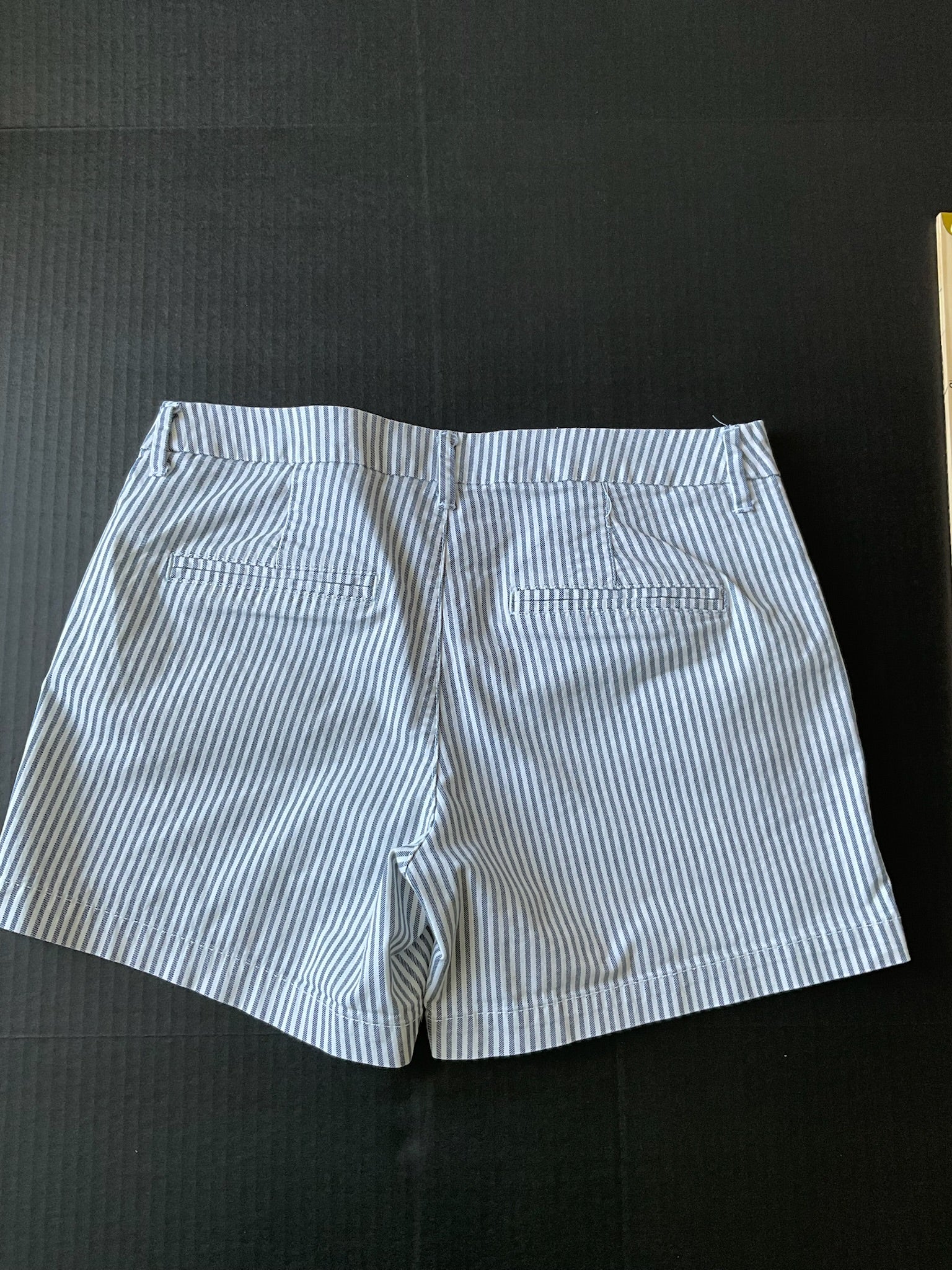 Old Navy Women's Everyday Shorts Size 4 Blue White Stripe