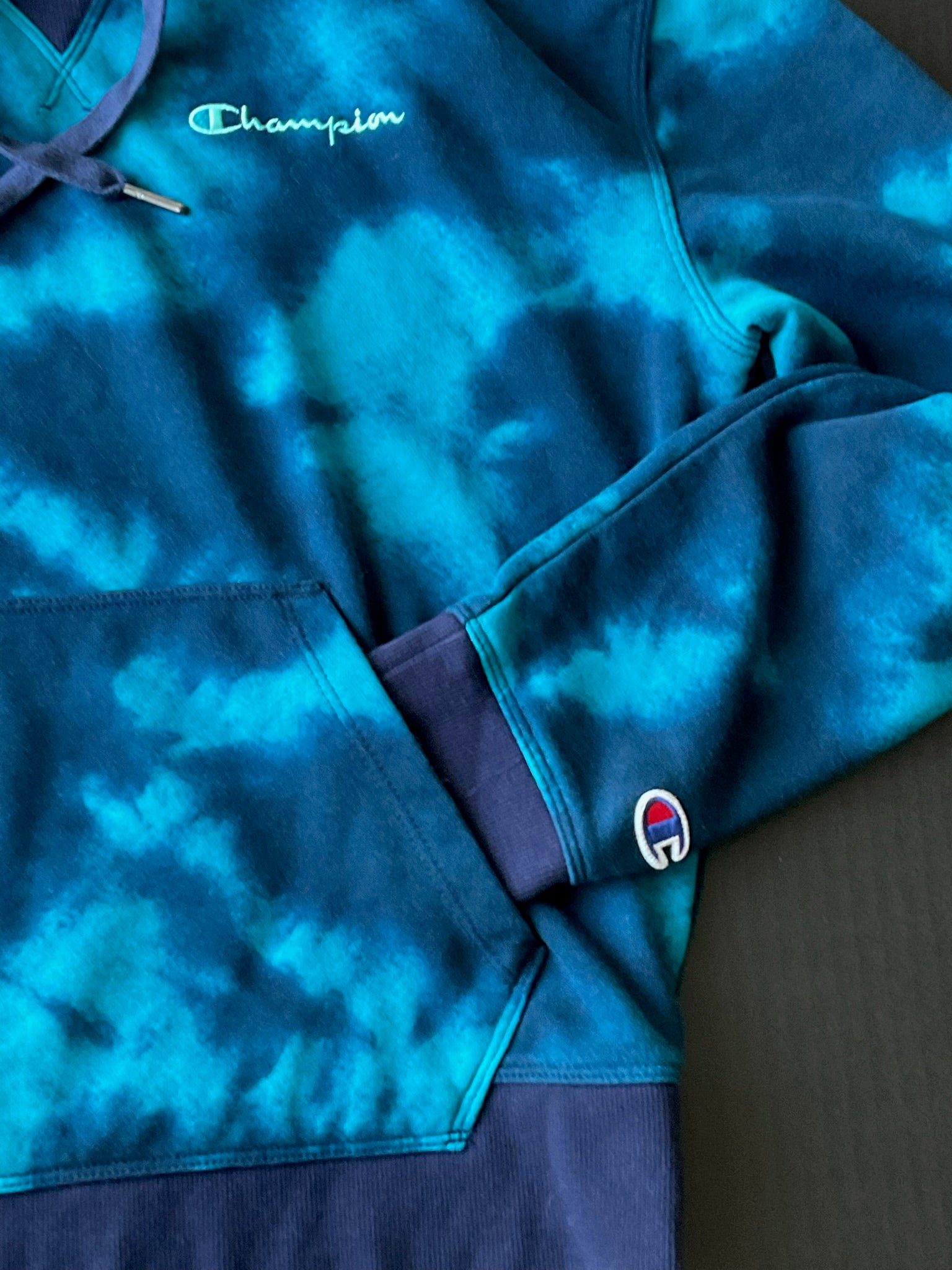 Champion Women's Long Sleeve Hoodie in Turquoise Blue Tie Die Size Small