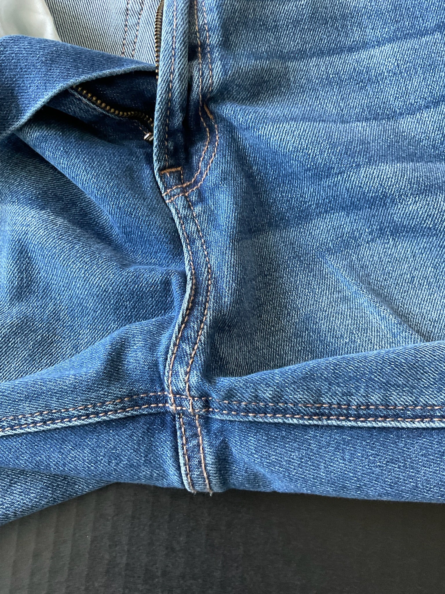 American Eagle Women's Mom Straight Leg Distressed Blue Denim Jeans Size 12