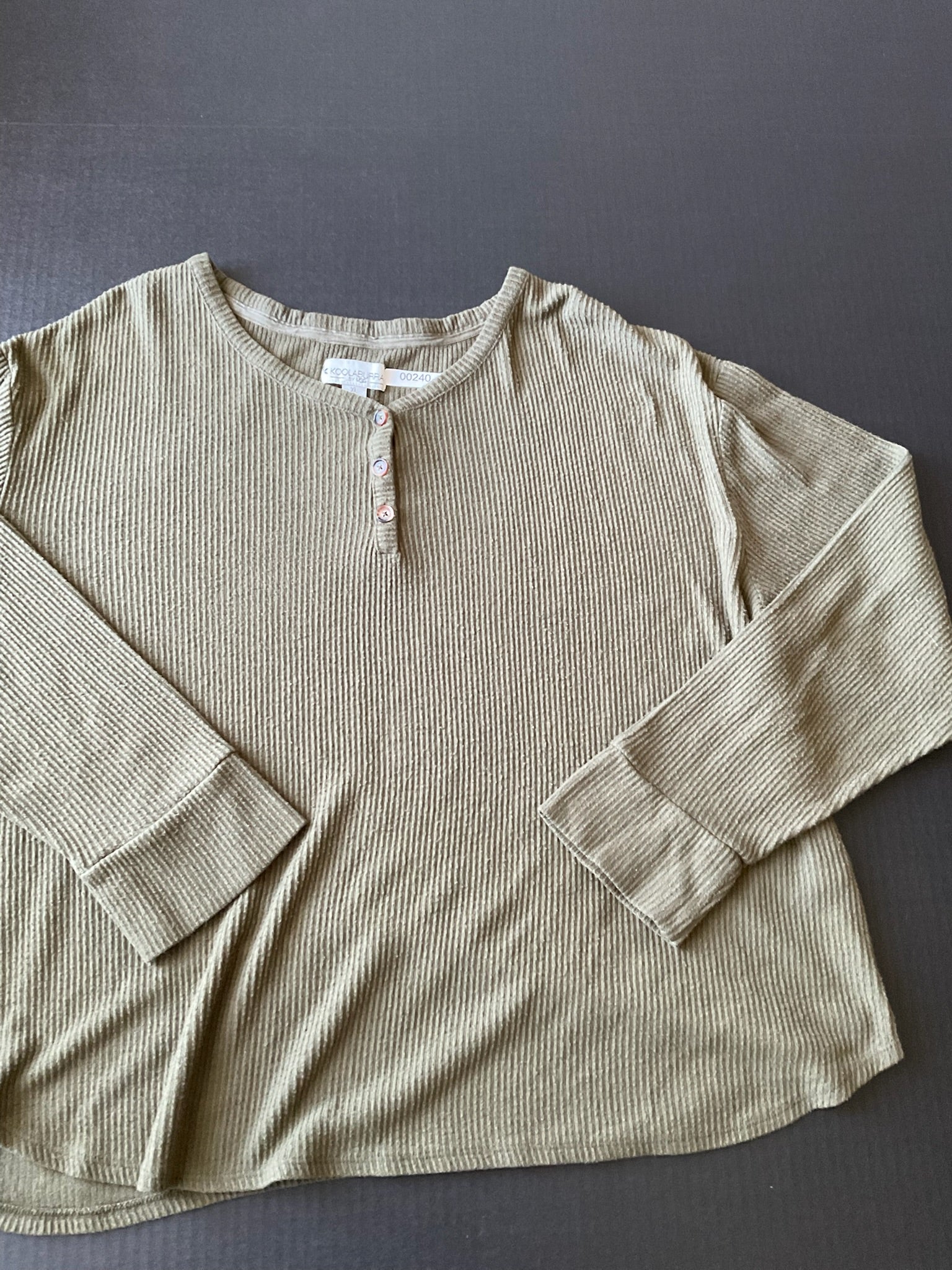 Koolaburra by Ugg Woman's Long Sleeve 3 Button shirt in Olive Green. Size XL