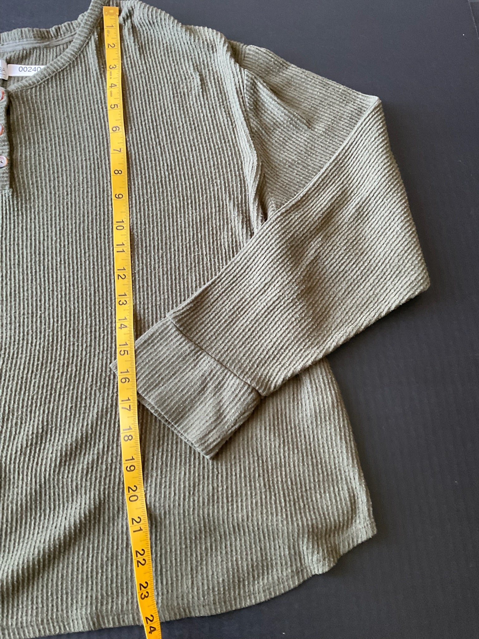 Koolaburra by Ugg Woman's Long Sleeve 3 Button shirt in Olive Green. Size XL