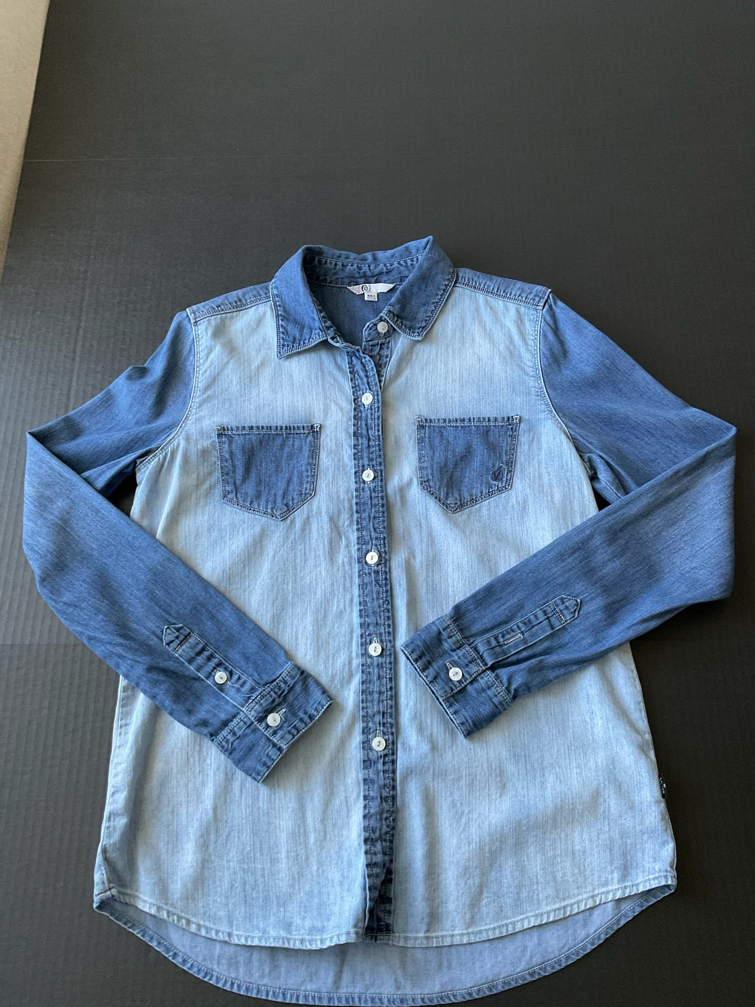 Volcom Women's Long Sleeve Button Up Two Tone Denim Shirt. Size Medium