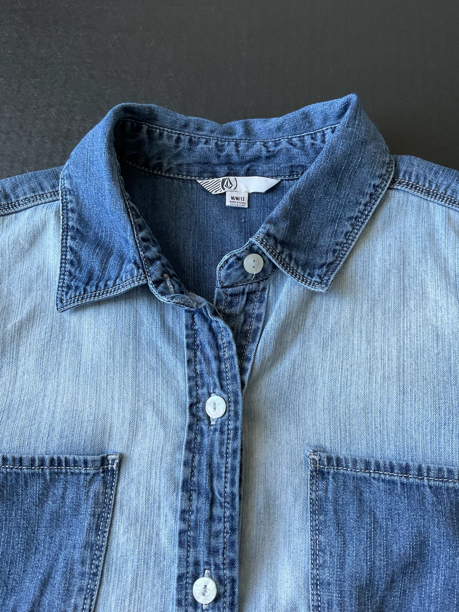 Volcom Women's Long Sleeve Button Up Two Tone Denim Shirt. Size Medium