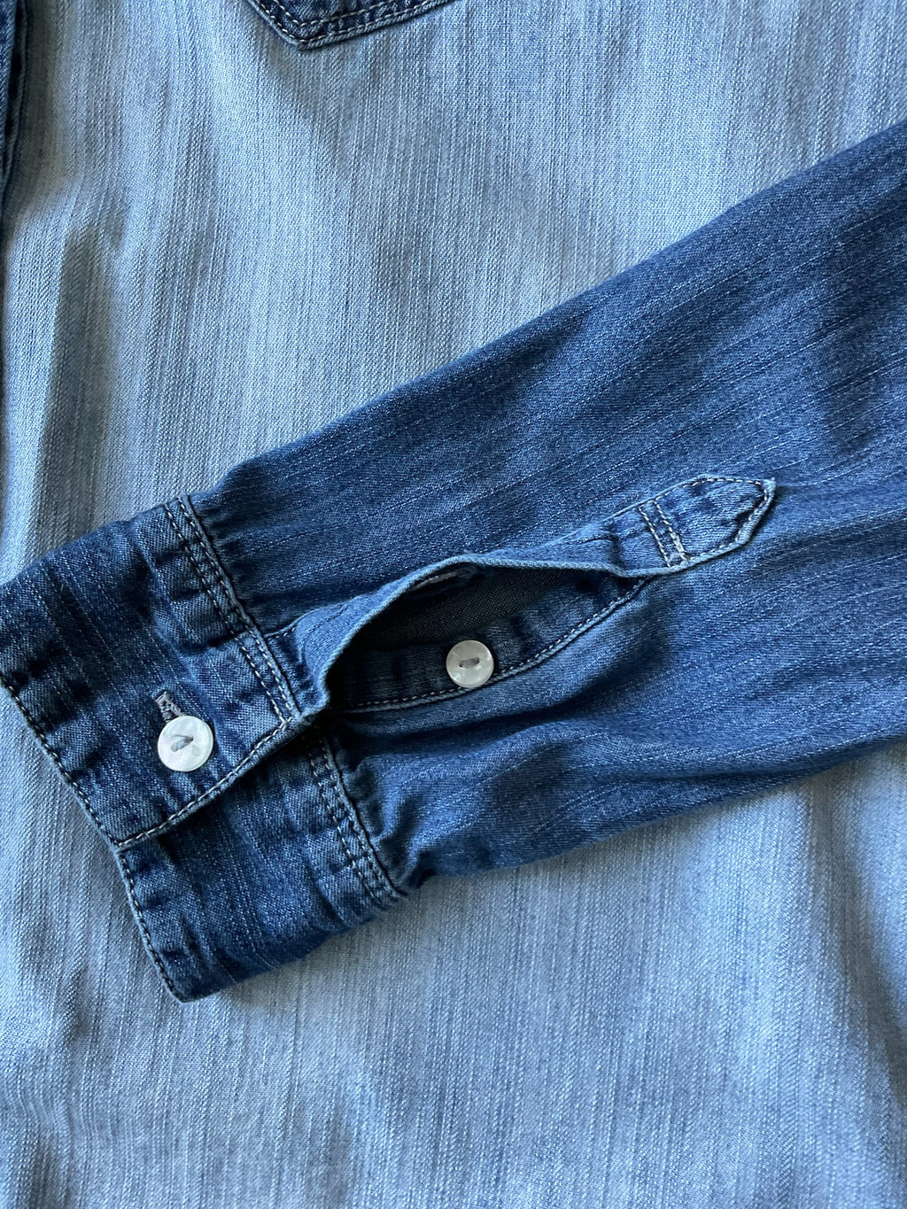 Volcom Women's Long Sleeve Button Up Two Tone Denim Shirt. Size Medium