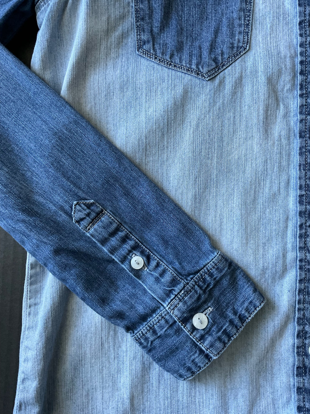 Volcom Women's Long Sleeve Button Up Two Tone Denim Shirt. Size Medium