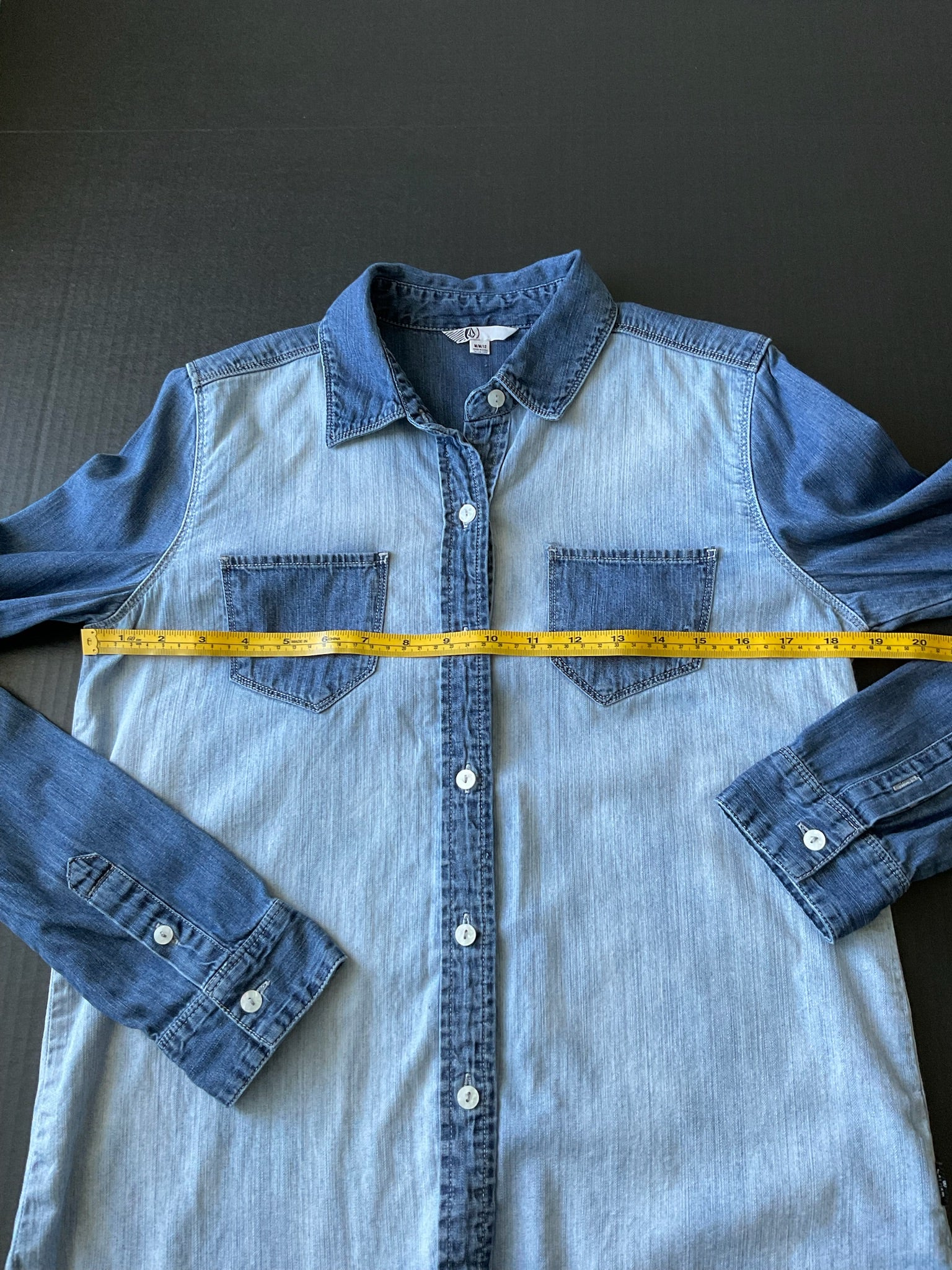 Volcom Women's Long Sleeve Button Up Two Tone Denim Shirt. Size Medium