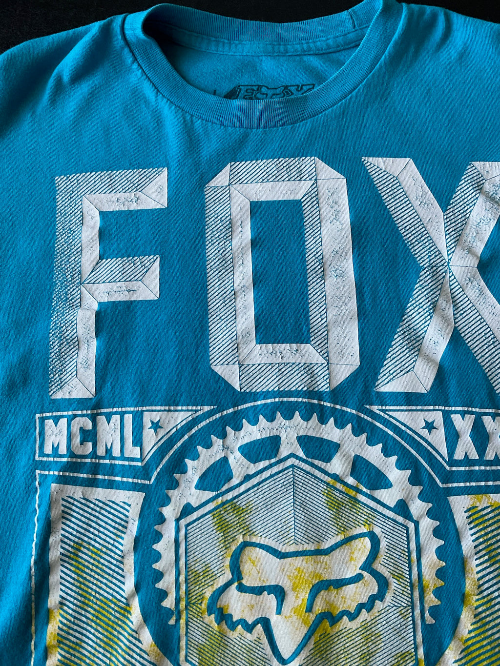 Fox Men's Short Sleeve Crew Printed T Shirt. Size Large. Blue, White Yellow.