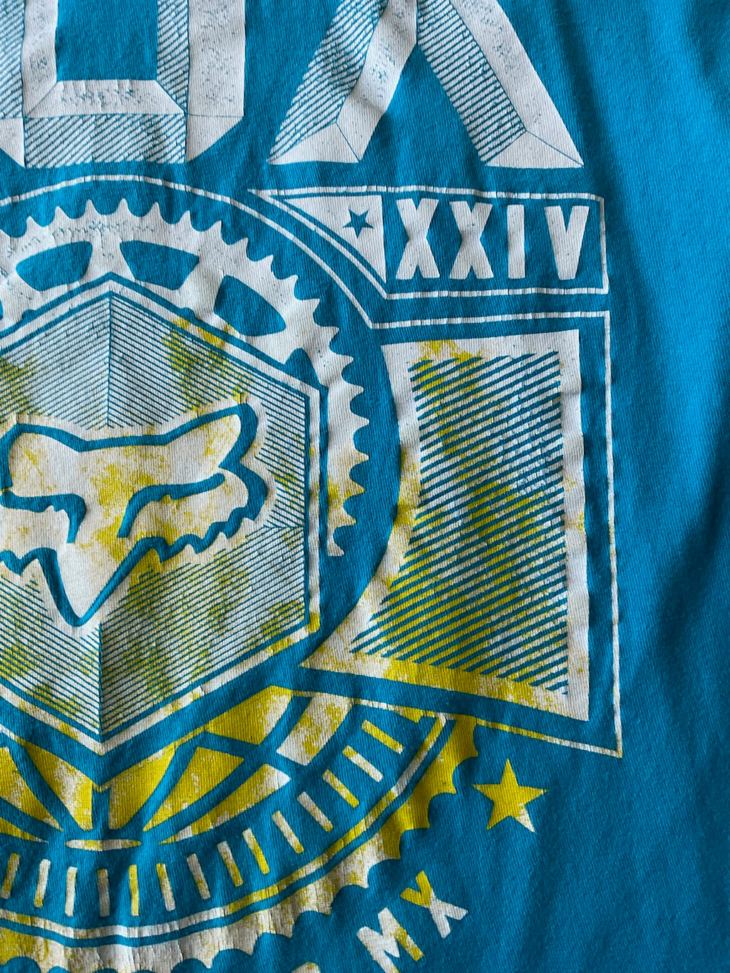 Fox Men's Short Sleeve Crew Printed T Shirt. Size Large. Blue, White Yellow.