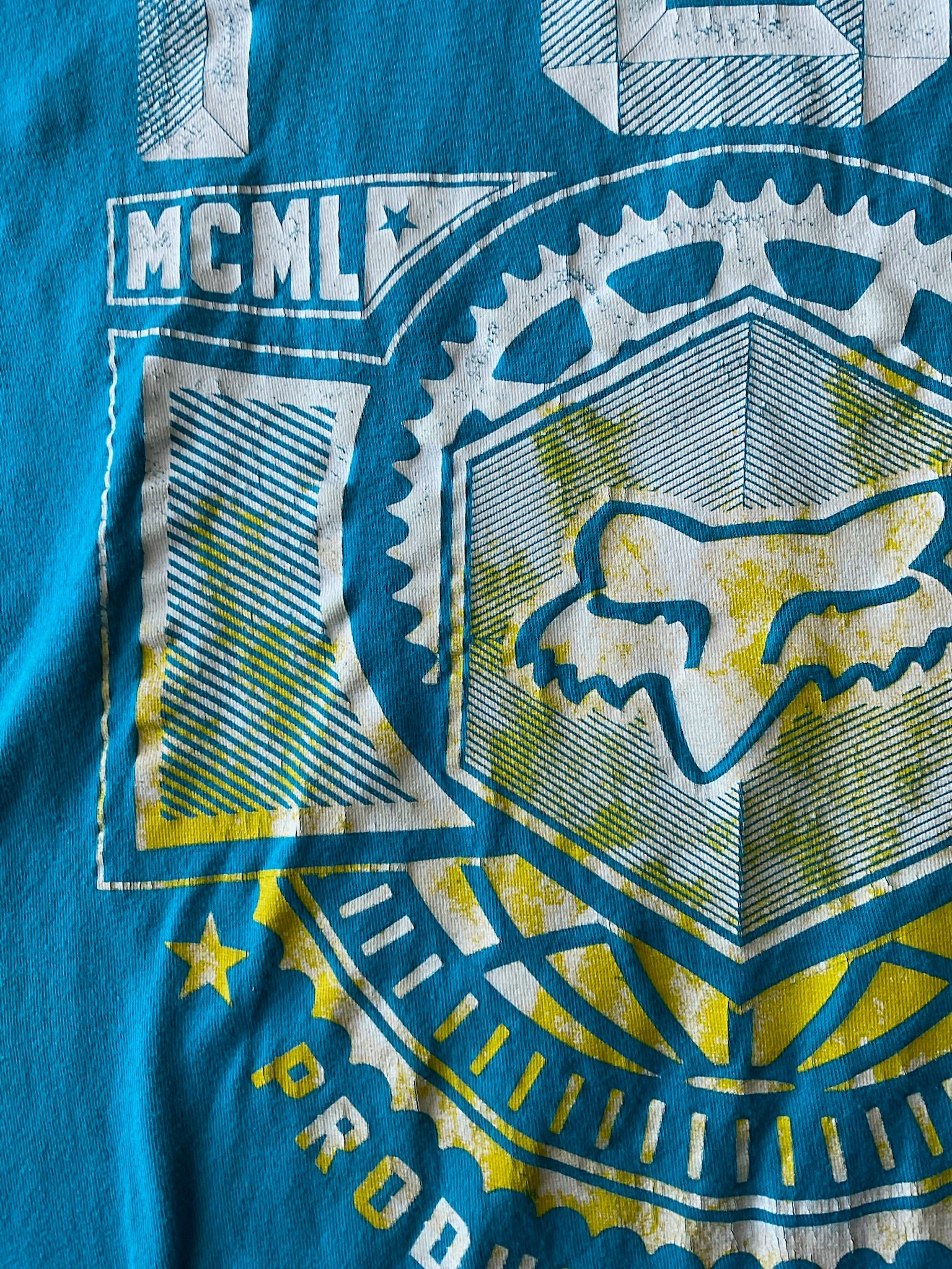 Fox Men's Short Sleeve Crew Printed T Shirt. Size Large. Blue, White Yellow.