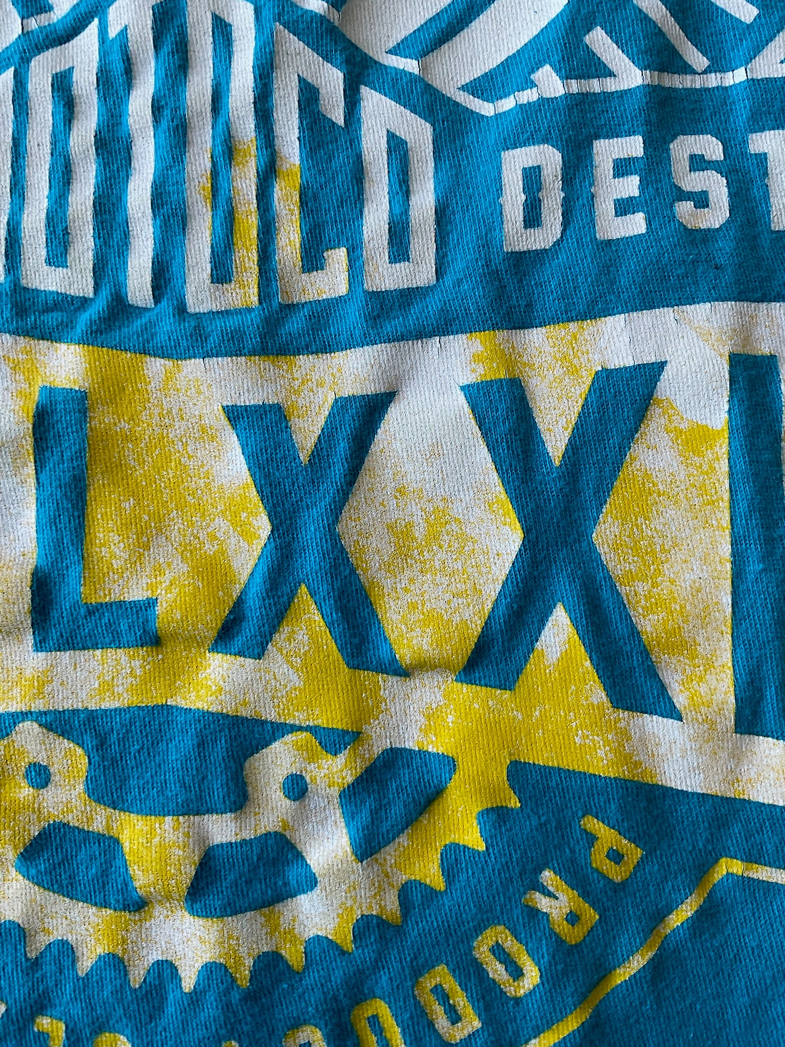 Fox Men's Short Sleeve Crew Printed T Shirt. Size Large. Blue, White Yellow.