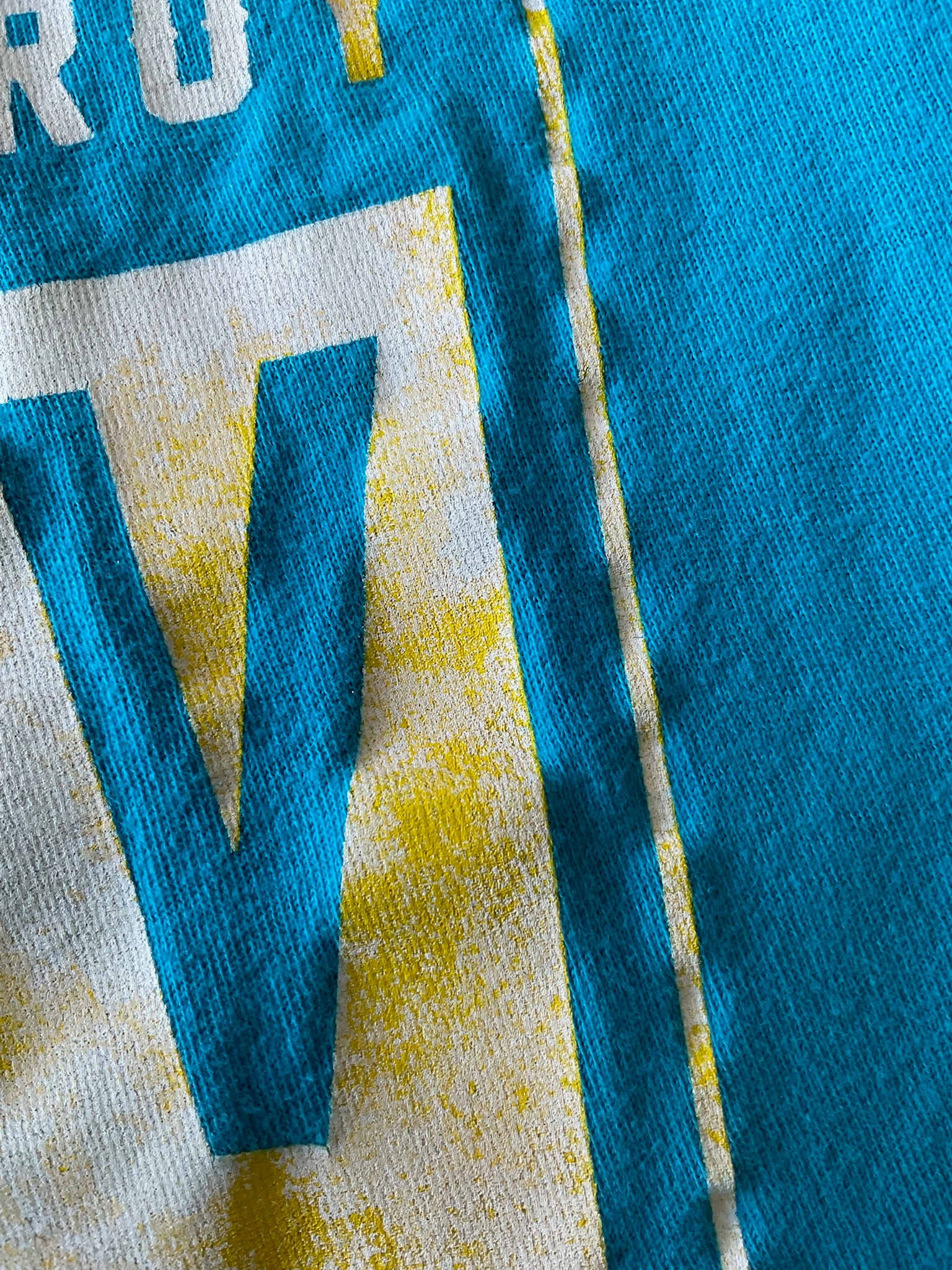 Fox Men's Short Sleeve Crew Printed T Shirt. Size Large. Blue, White Yellow.