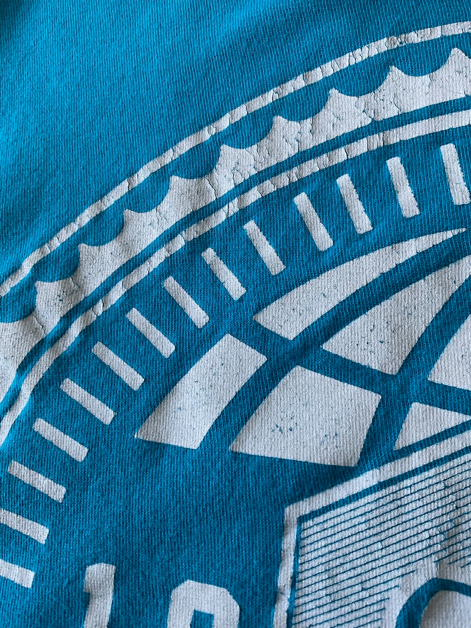 Fox Men's Short Sleeve Crew Printed T Shirt. Size Large. Blue, White Yellow.
