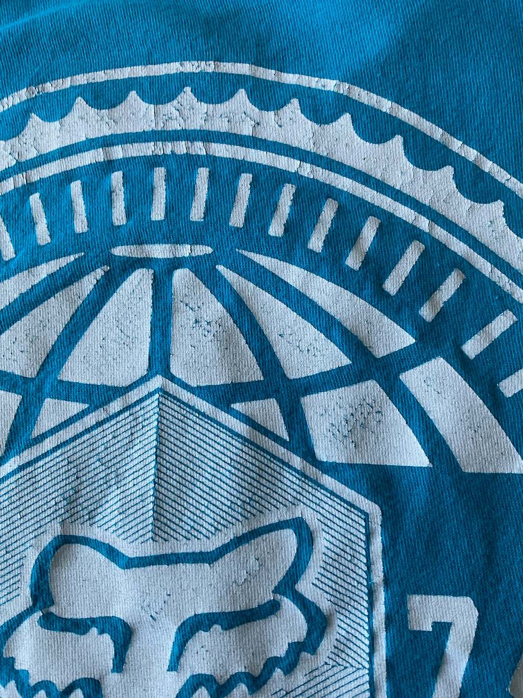 Fox Men's Short Sleeve Crew Printed T Shirt. Size Large. Blue, White Yellow.