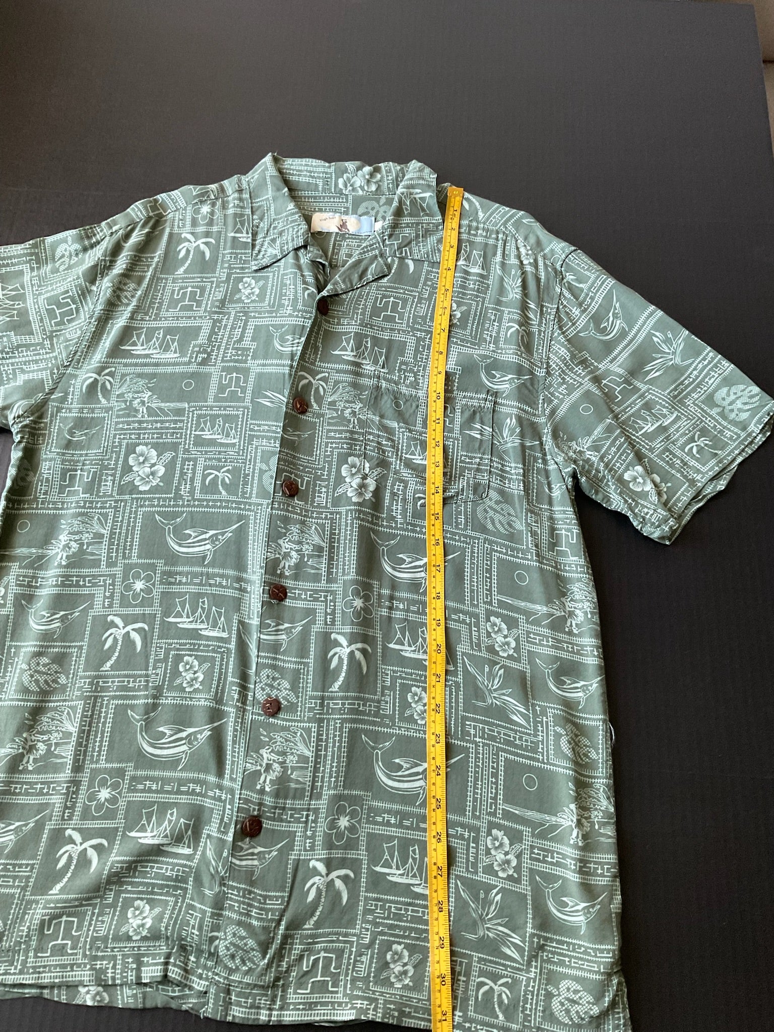 High Surf Men's Short Sleeve Button Up Hawaiian Print Green Shirt. Size Large