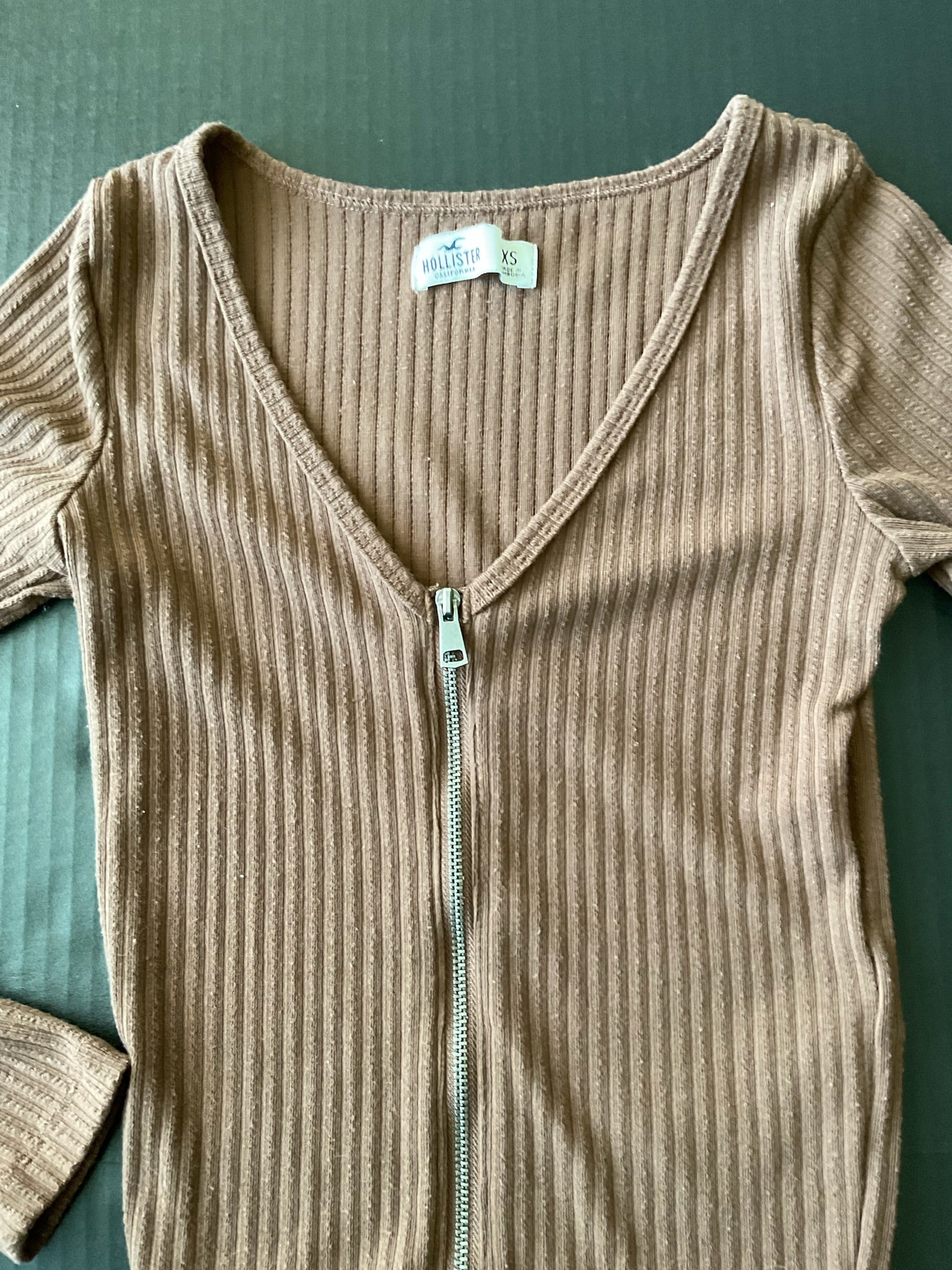 Hollister Women's Long Sleeve V Neck Zippered  Brown Ribbed Shirt. Size X Small