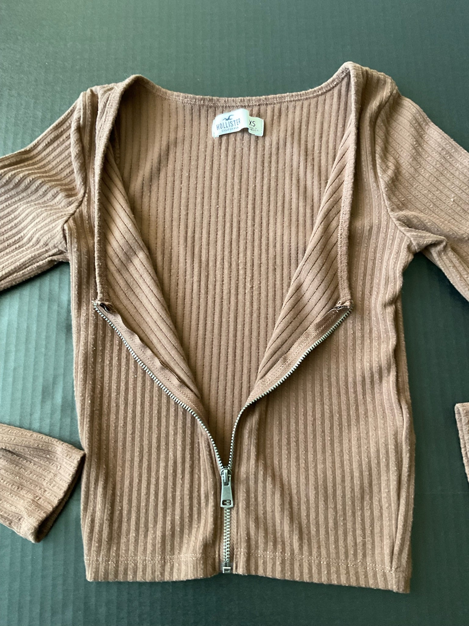 Hollister Women's Long Sleeve V Neck Zippered  Brown Ribbed Shirt. Size X Small