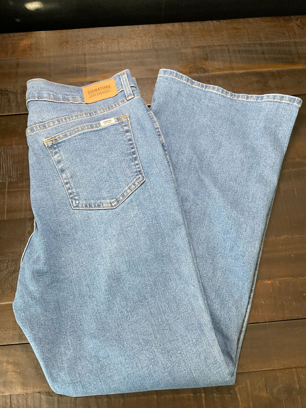 Signature by Levi  Women's Heritage High Rise Flare Jeans - Medium Wash.Size 14 