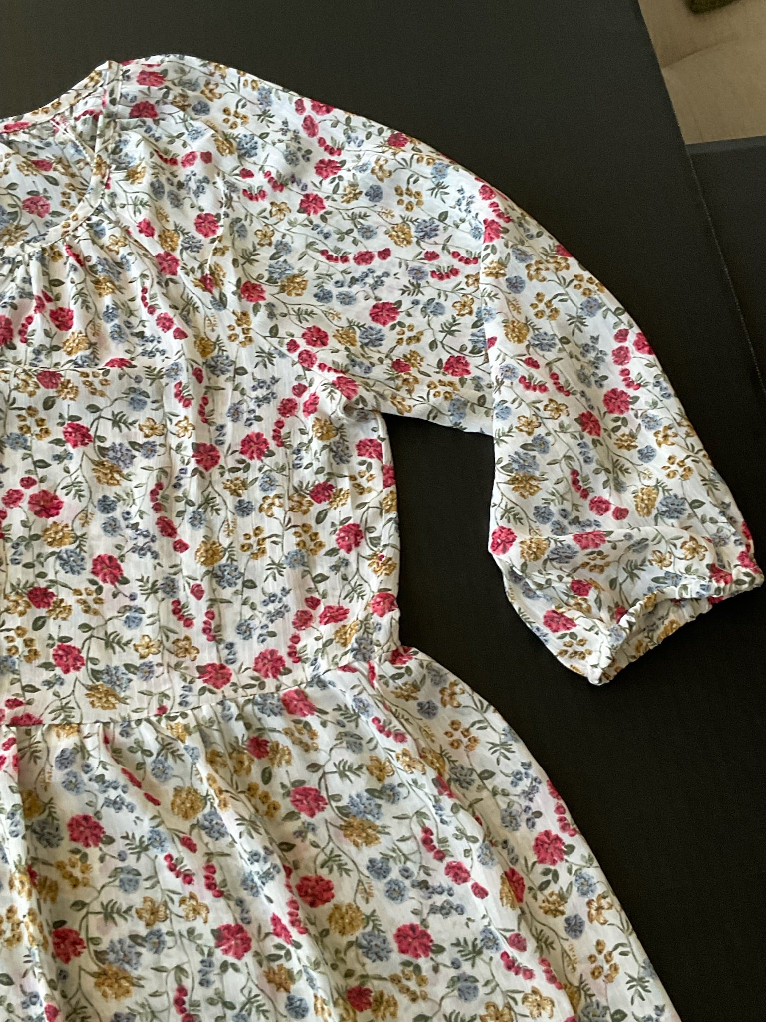 Suzanne Betro Women's 3/4 sleeve blouse in ivory with flower print. Size large 