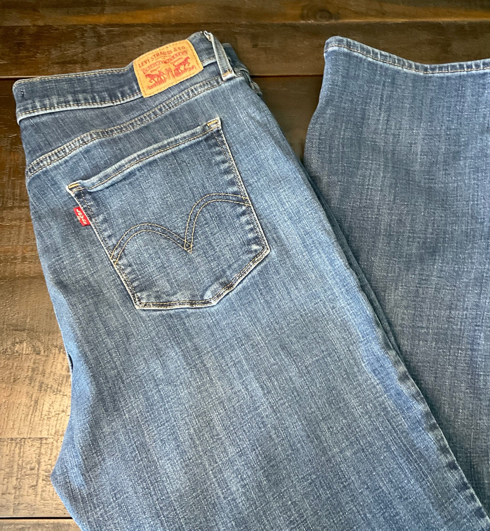 Levi's Women's Straight Leg Jeans - Medium Wash - Size 14M