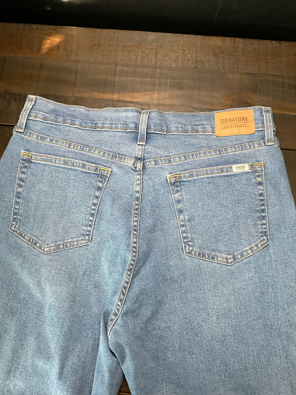 Signature by Levi  Women's Heritage High Rise Flare Jeans - Medium Wash.Size 14 
