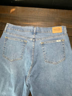 Signature by Levi  Women's Heritage High Rise Flare Jeans - Medium Wash.Size 14 