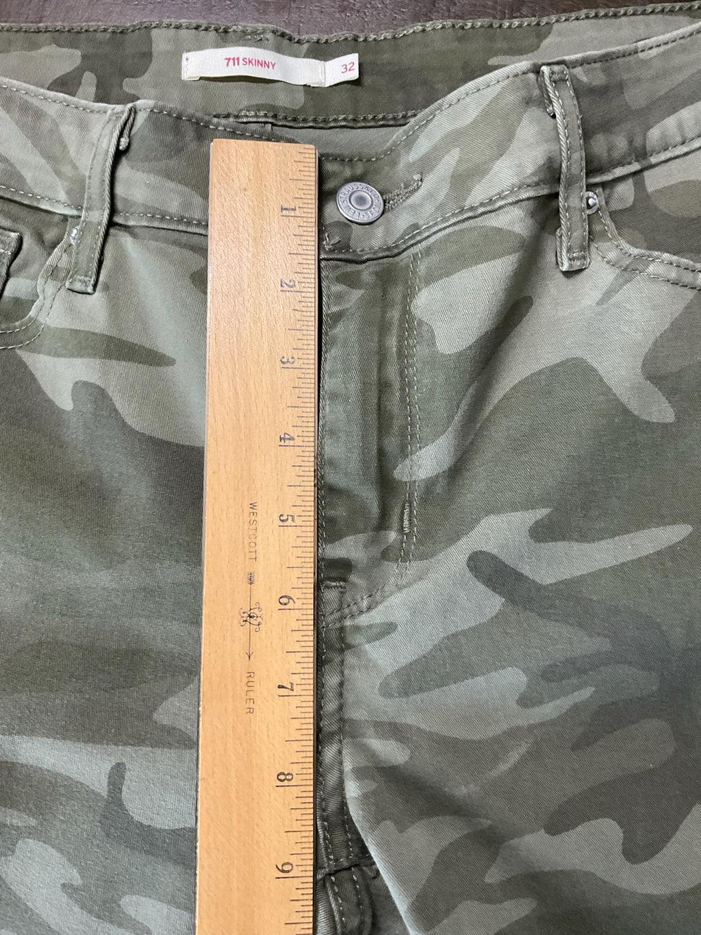 Levi’s 711 Skinny camo jeans in olive green stretch denim. Size 32
