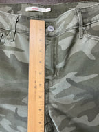 Levi’s 711 Skinny camo jeans in olive green stretch denim. Size 32