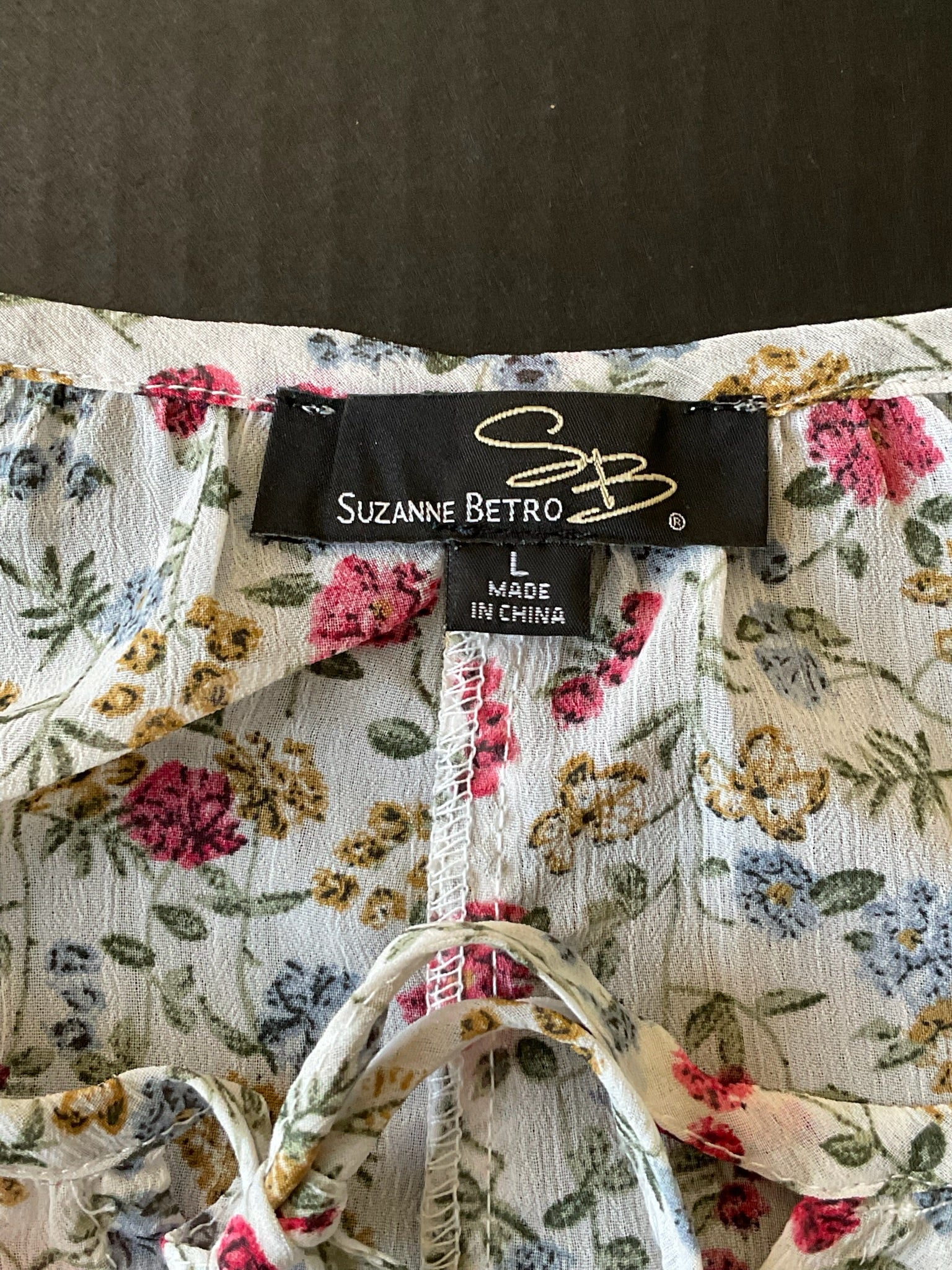 Suzanne Betro Women's 3/4 sleeve blouse in ivory with flower print. Size large 