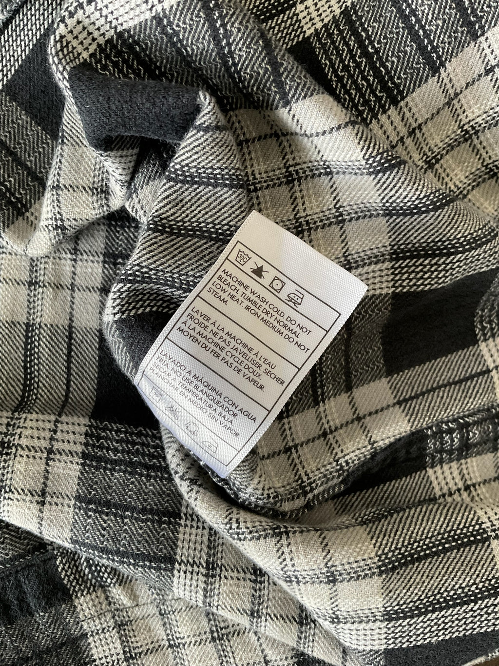 Hurley Men's Plaid Flannel Button Up Shirt.  Medium 