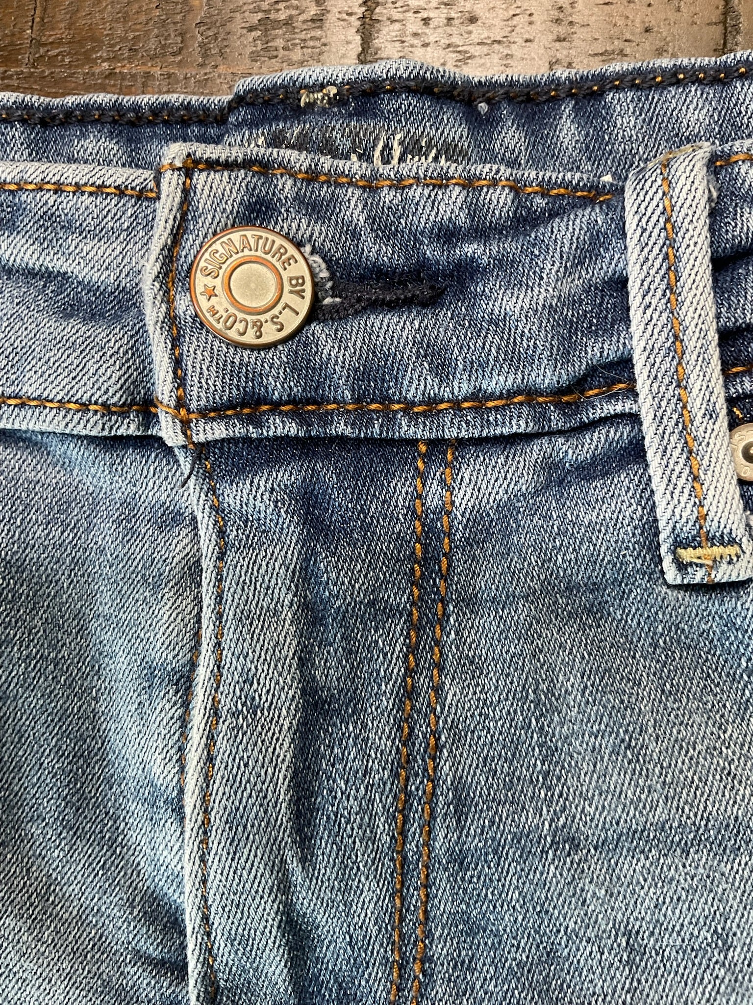 Signature by Levi Strauss & Co. Women's High-Rise Denim Shorts. Size 4