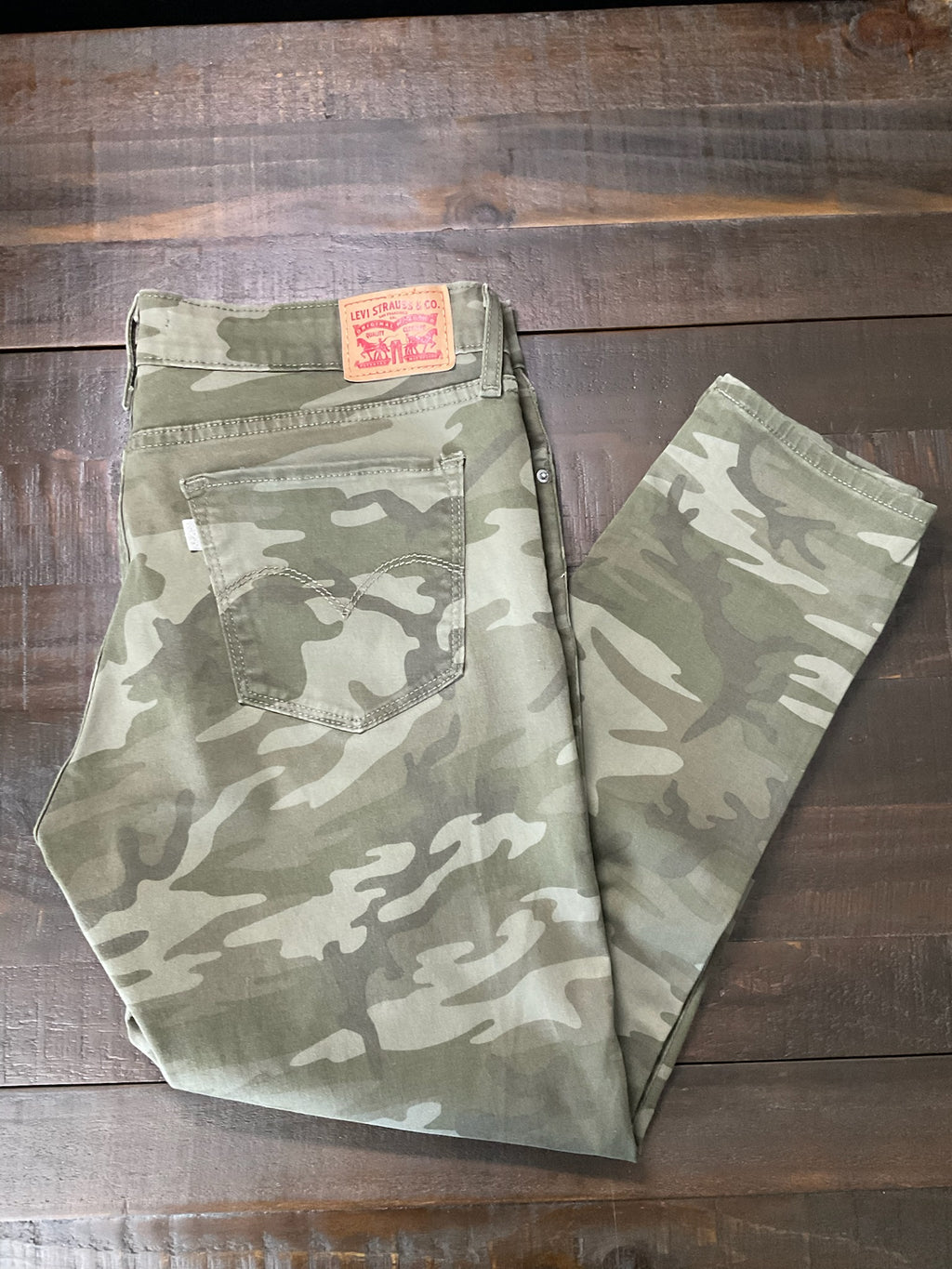 Levi’s 711 Skinny camo jeans in olive green stretch denim. Size 32