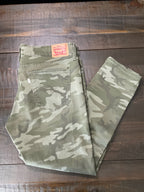 Levi’s 711 Skinny camo jeans in olive green stretch denim. Size 32