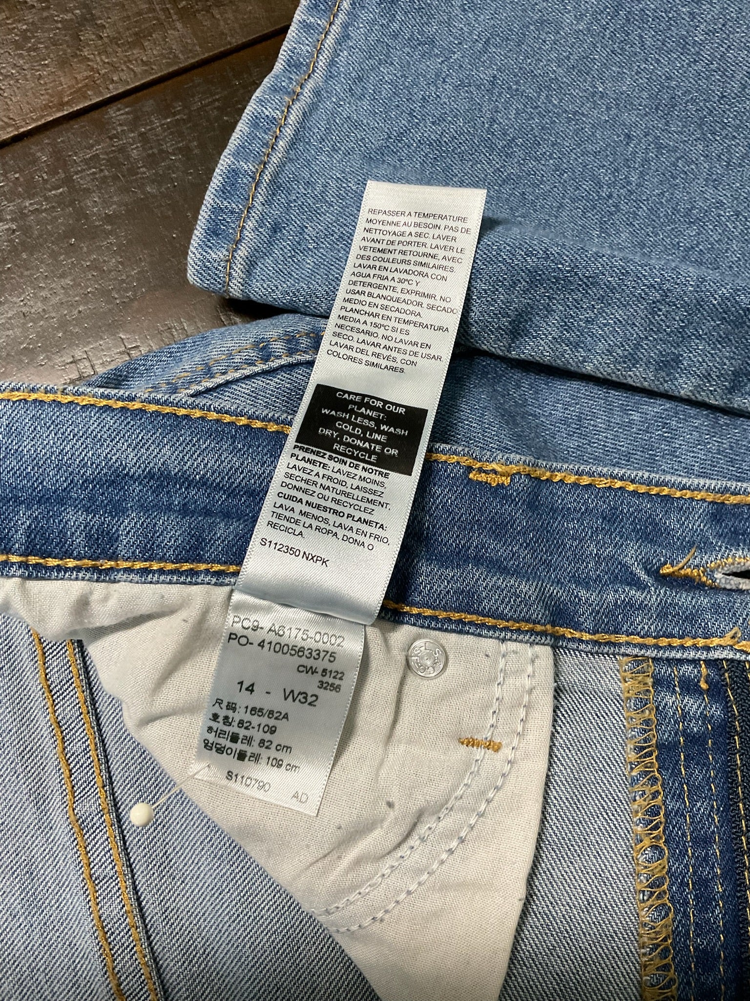 Signature by Levi  Women's Heritage High Rise Flare Jeans - Medium Wash.Size 14 